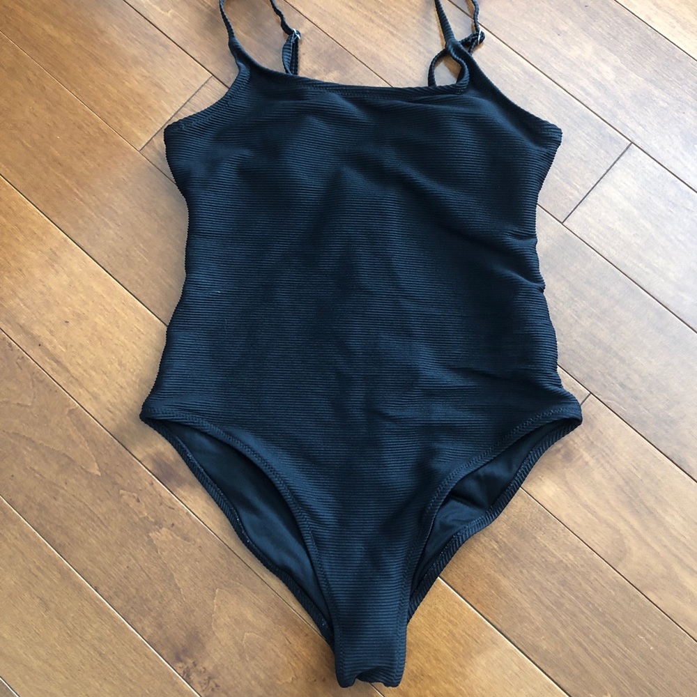 One piece swim suit!🖤